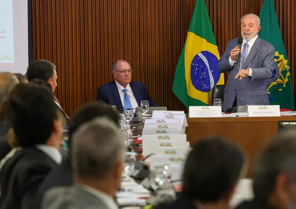 "Falta muito para se fazer", diz Lula ao abrir reunião ministerial