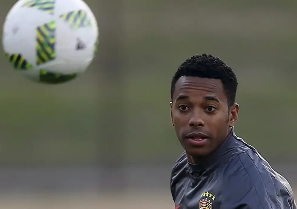 STJ começa a julgar possibilidade de Robinho cumprir pena no Brasil