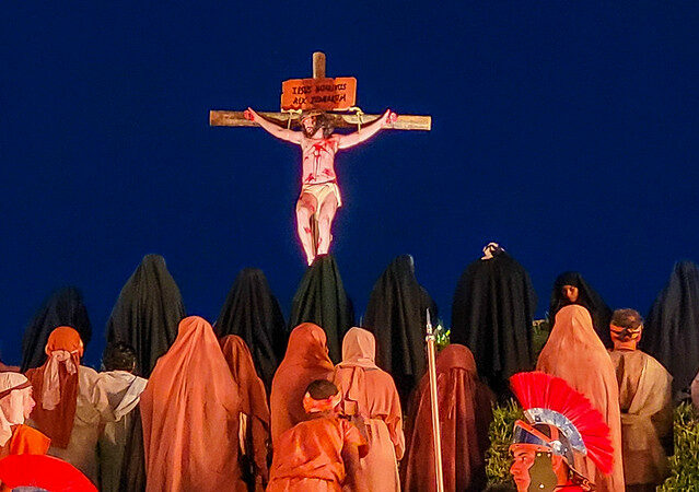 Fé e emoção marcam encenação da Paixão de Cristo, no Morro da Capelinha