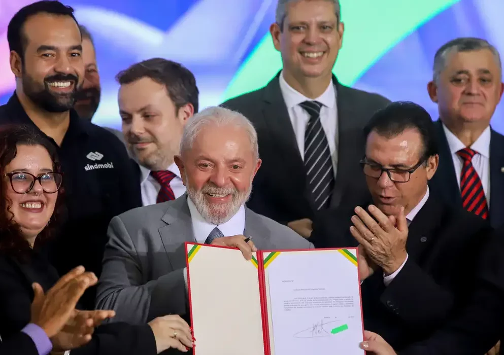 Lula assina projeto que regula atividade de motoristas de aplicativo