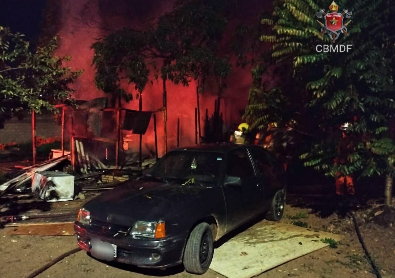 Casa fica totalmente destruída após incêndio na Vila Telebrasília