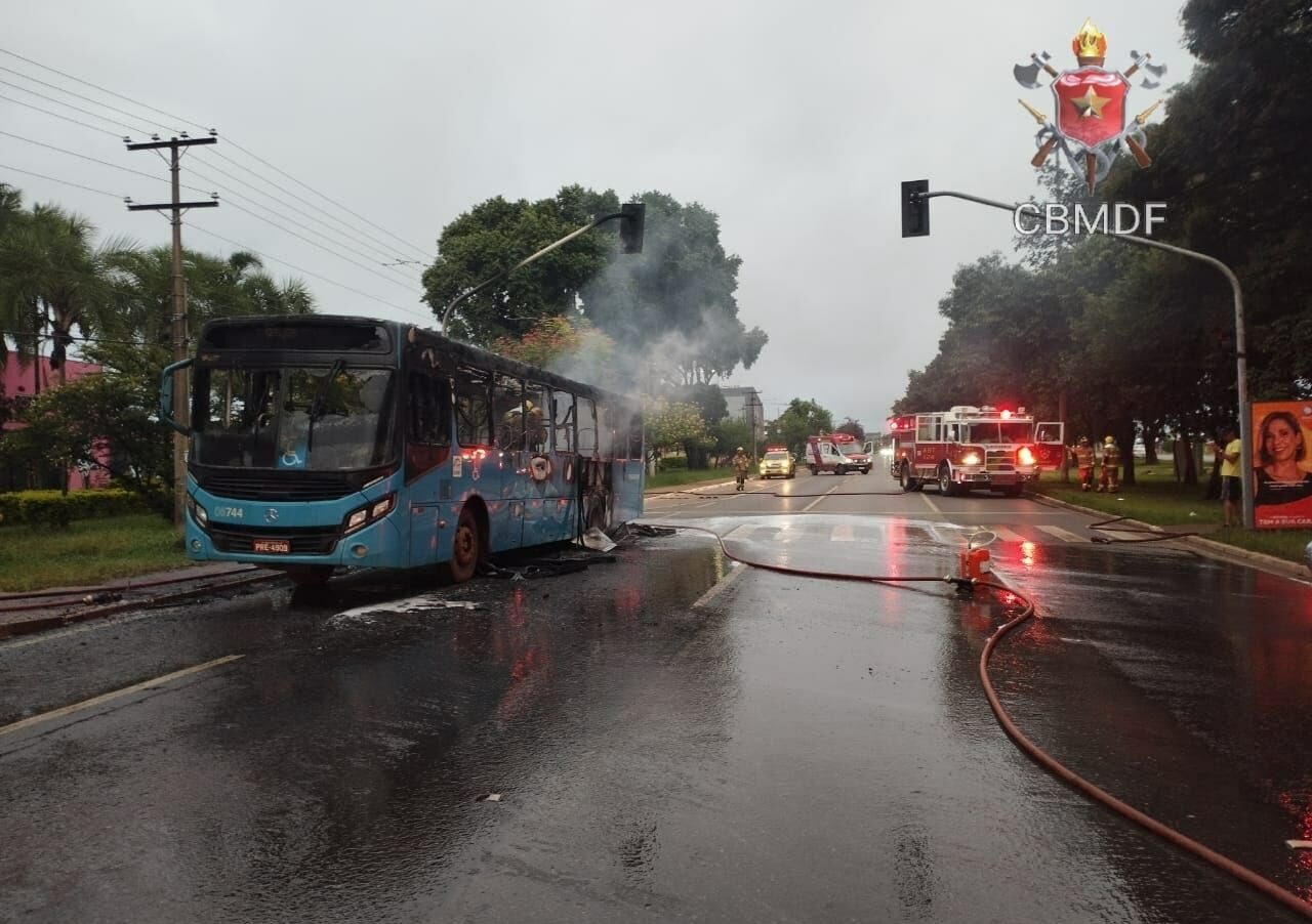 Vídeo: Ônibus pega fogo e fica destruído em Taguatinga