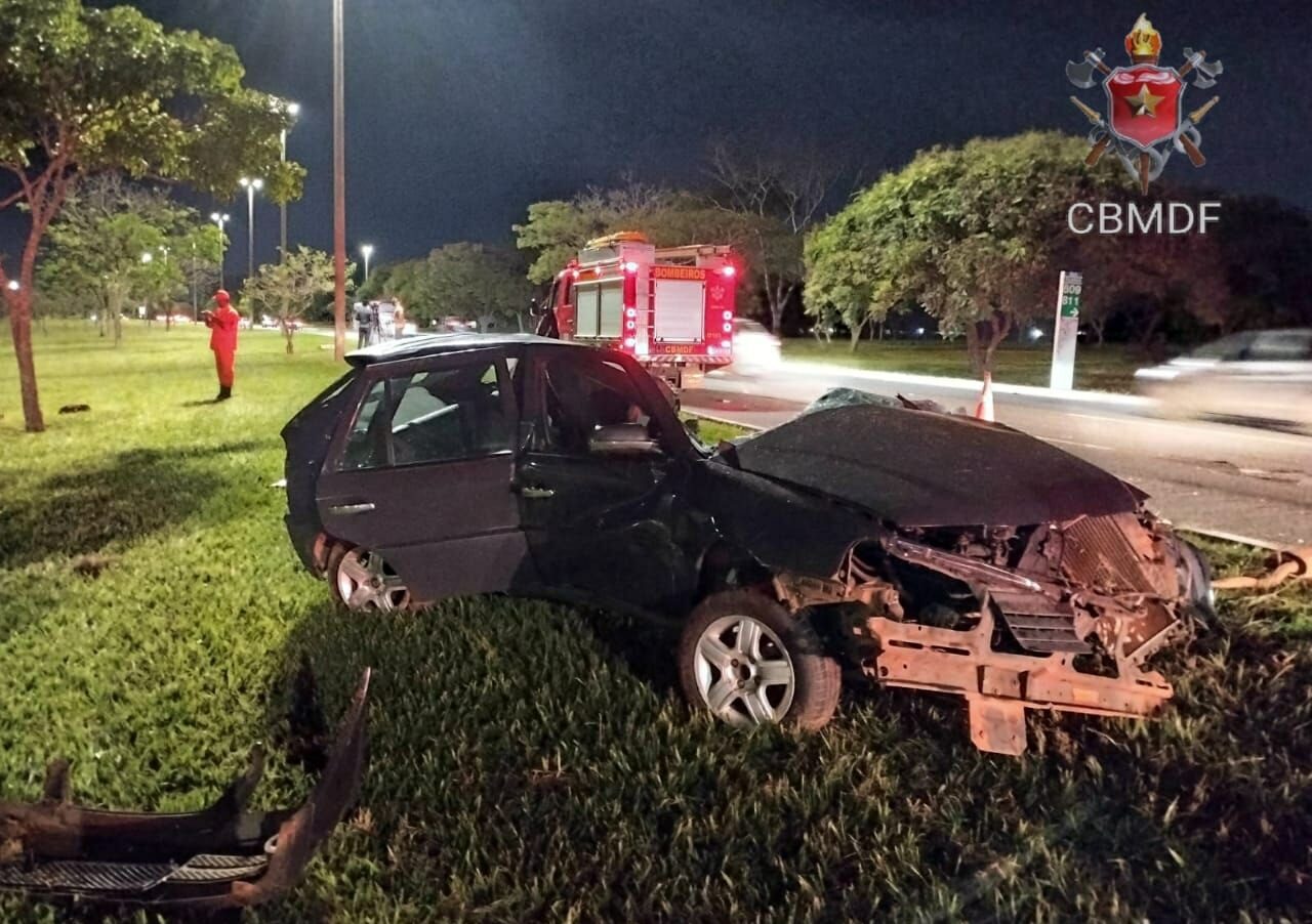 Motorista morre após bater em poste na L 4 Sul