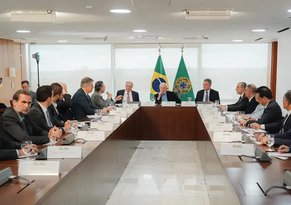 Governo e montadoras debatem produção de carros bioelétricos no Brasil