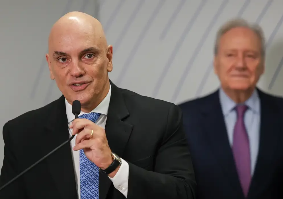 Moraes nega pedido para isentar X no Brasil de ordens judiciais