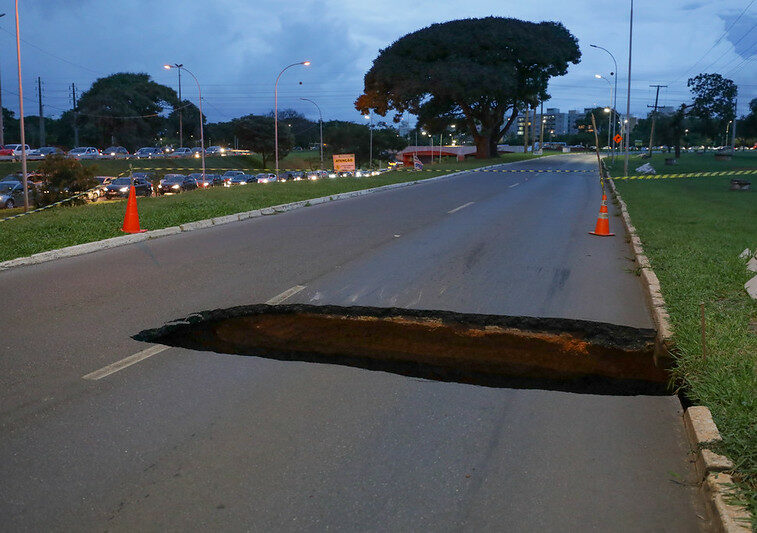 Equipes do GDF iniciam reparos emergenciais em trecho do Setor Policial Sul