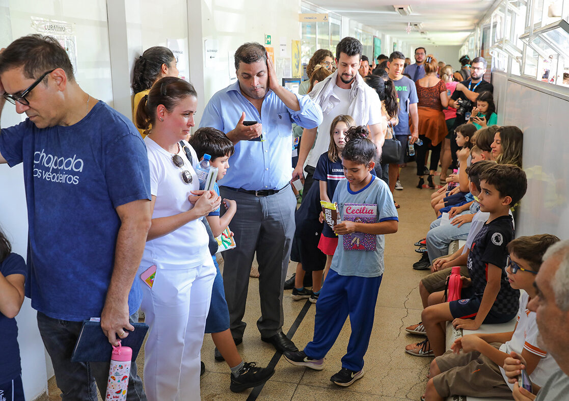 Crianças e adolescentes de 6 e 16 anos começam a ser vacinados contra a dengue