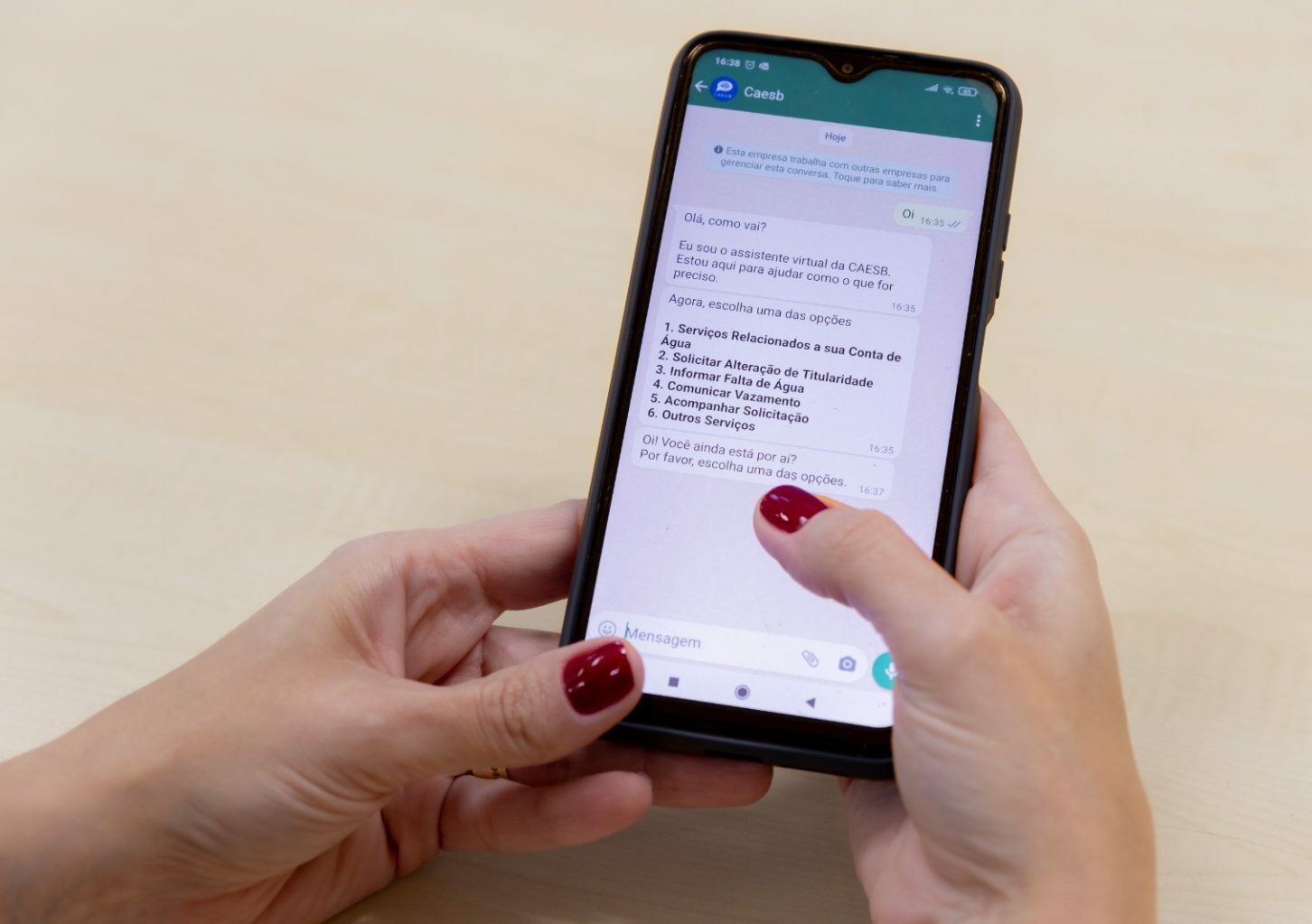 Caesb passa a oferecer atendimento via WhatsApp