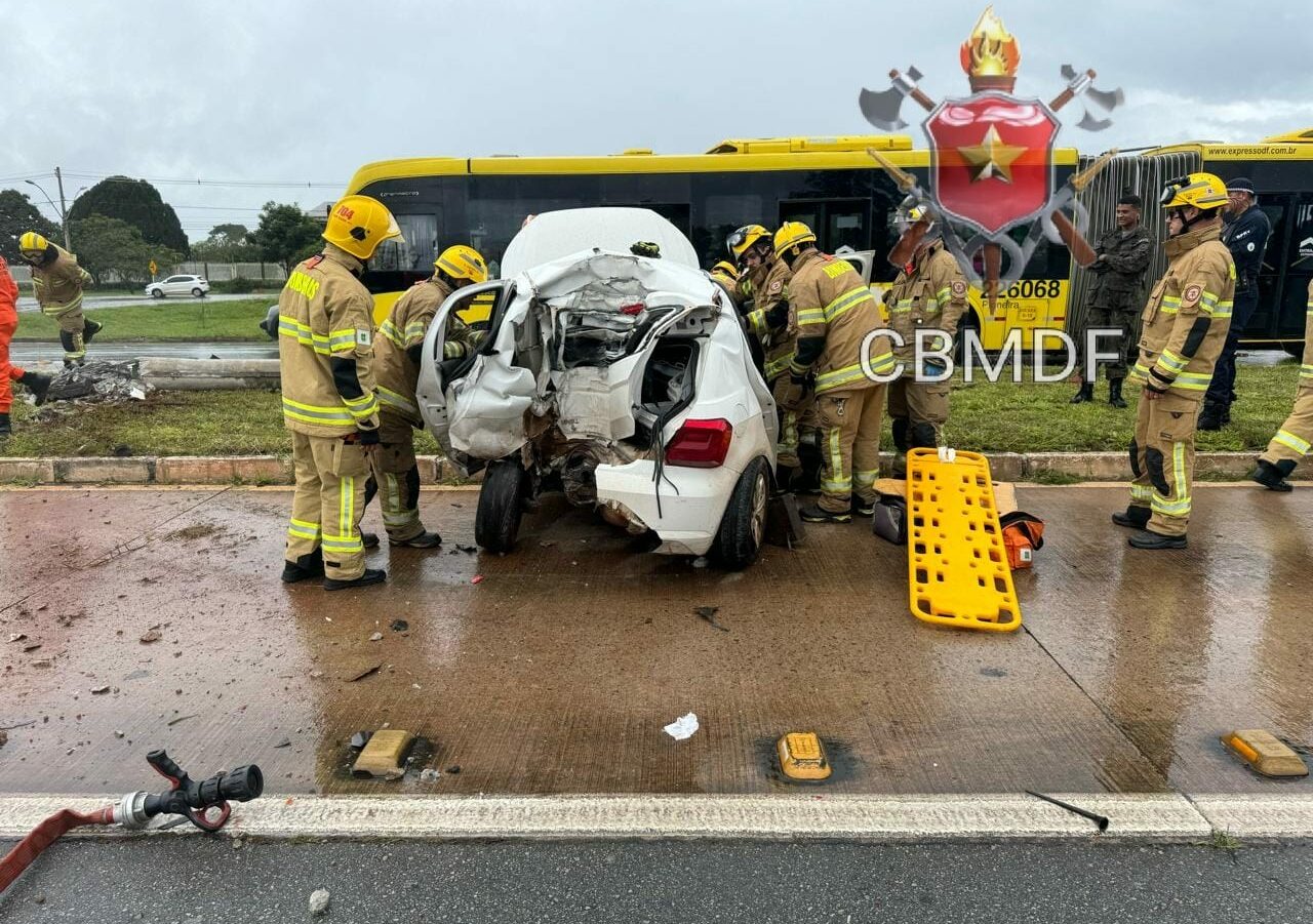 Motorista colide em poste e fica em estado grave na EPIA Sul