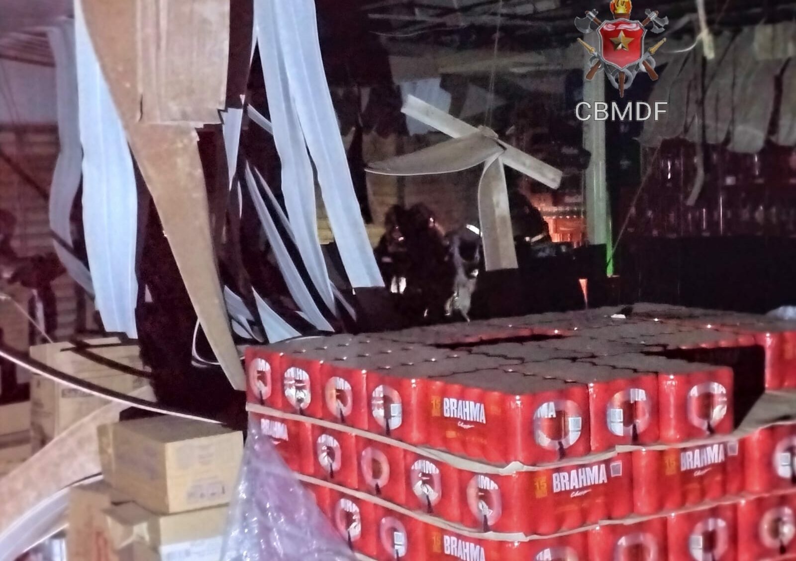 Supermercado pega fogo e mobiliza bombeiros no Sol Nascente em Ceilândia