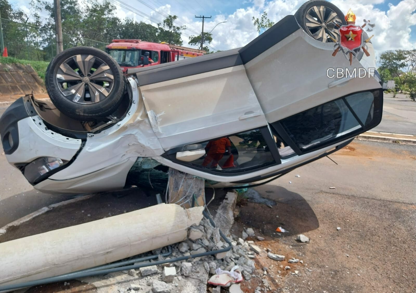 Após colisão com outro veículo, motorista capota e derruba um poste no Plano Piloto