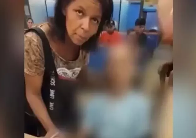 Mulher que levou idoso morto ao banco segue presa e alega inocência