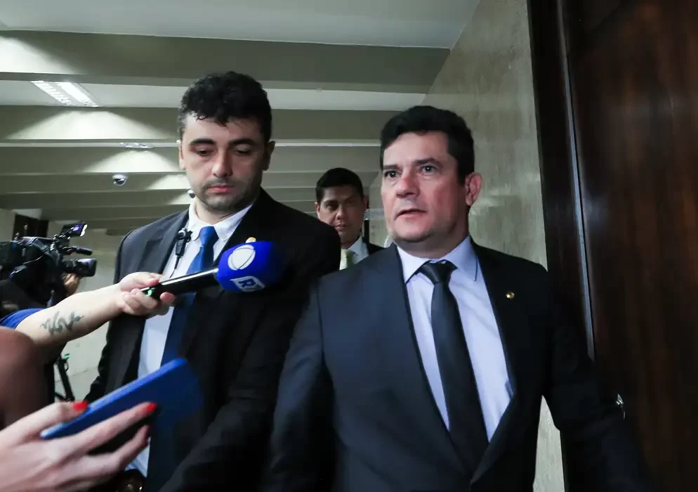 Desembargador pede vista e suspende julgamento de Moro