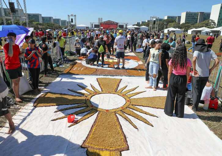 A festa marca o sacramento do corpo e do sangue de Jesus Cristo representados pelo pão e pelo vinho, respectivamente, e relembra a última ceia com os apóstolos