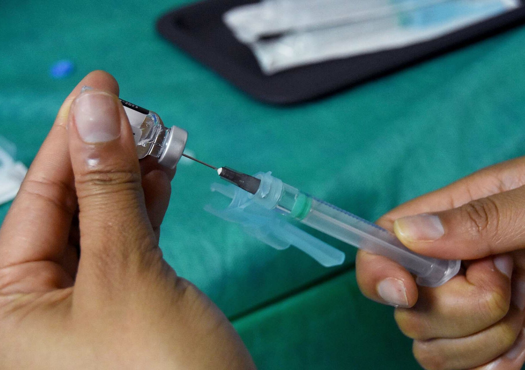 Nova vacina contra a covid-19 começa a ser aplicada nesta quarta (15)