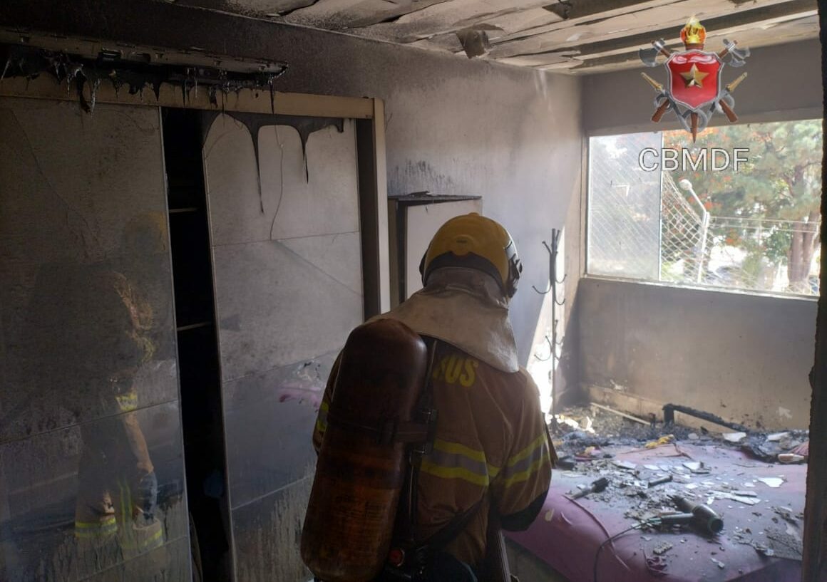 Apartamento pega fogo na QSC 04 de Taguatinga e assusta moradores