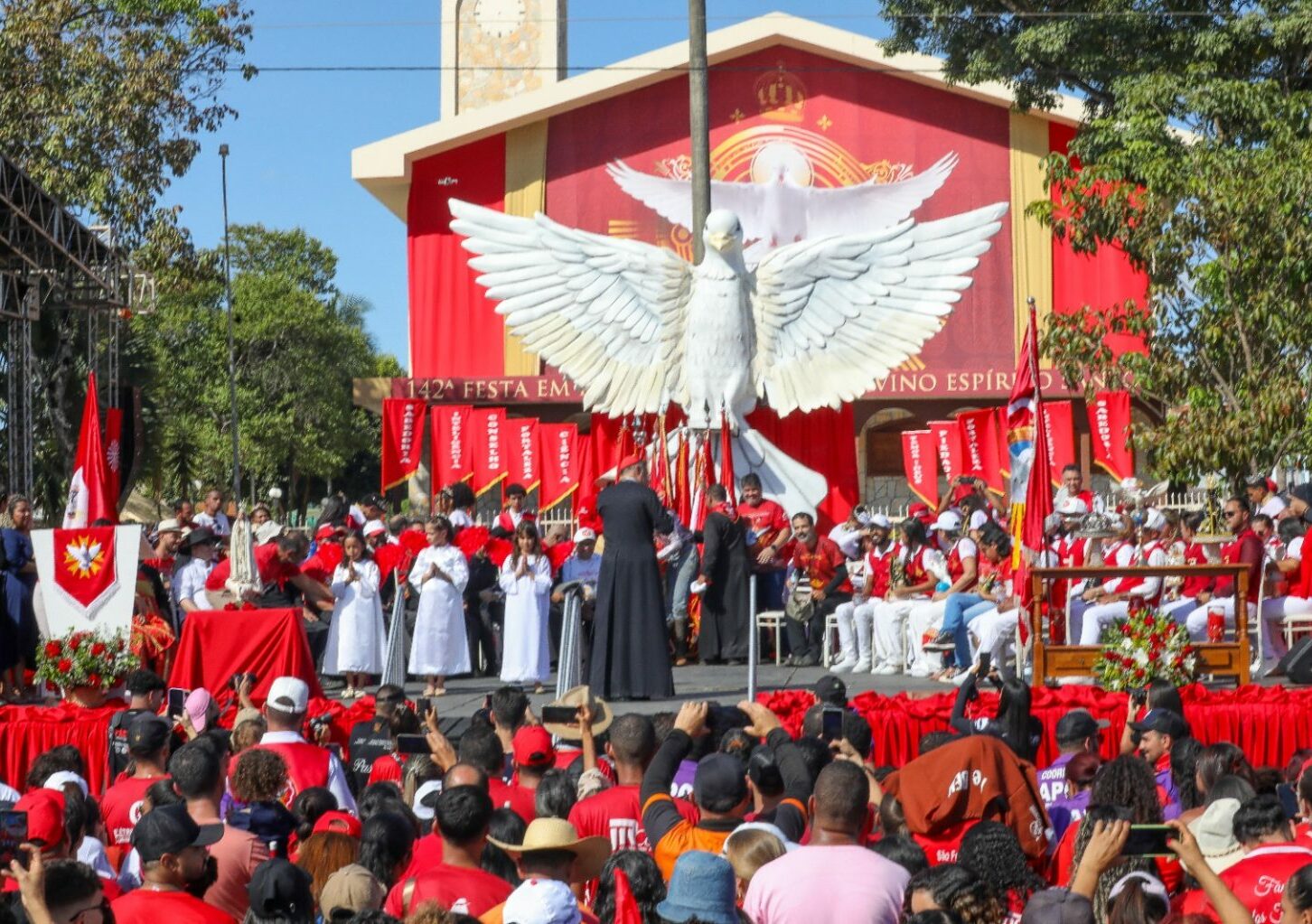 Milhares de fieis prestigiam Festa do Divino, em Planaltina