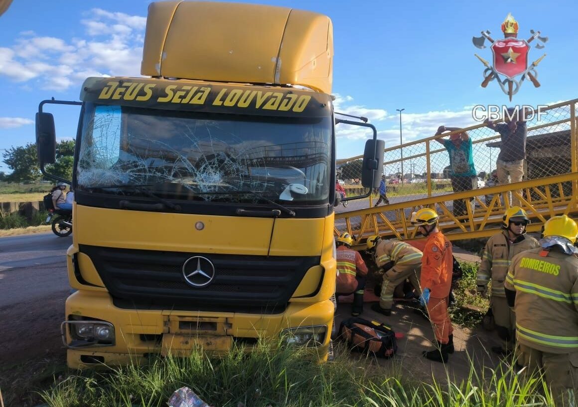 Mulher é atropelada por carreta na BR 070, em frente a passarela do Condomínio Privê