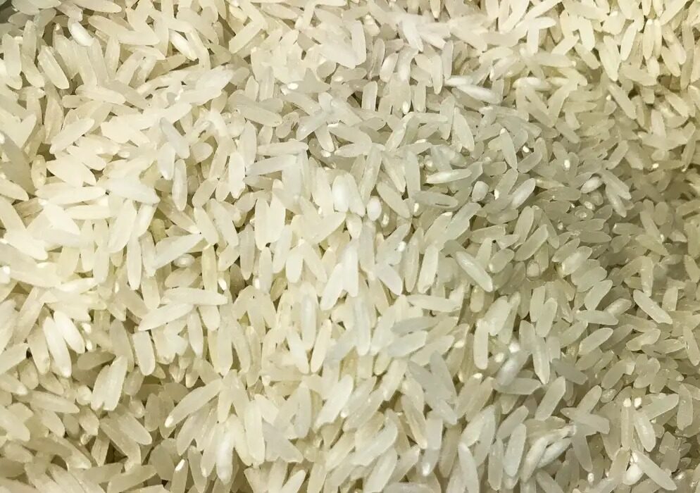 Fiscais de defesa do consumidor visitaram 94 estabelecimentos e pesquisaram o valor cobrado de mais de 50 marcas de saco de arroz branco de cinco quilos, identificando uma diferença de mais de 100%