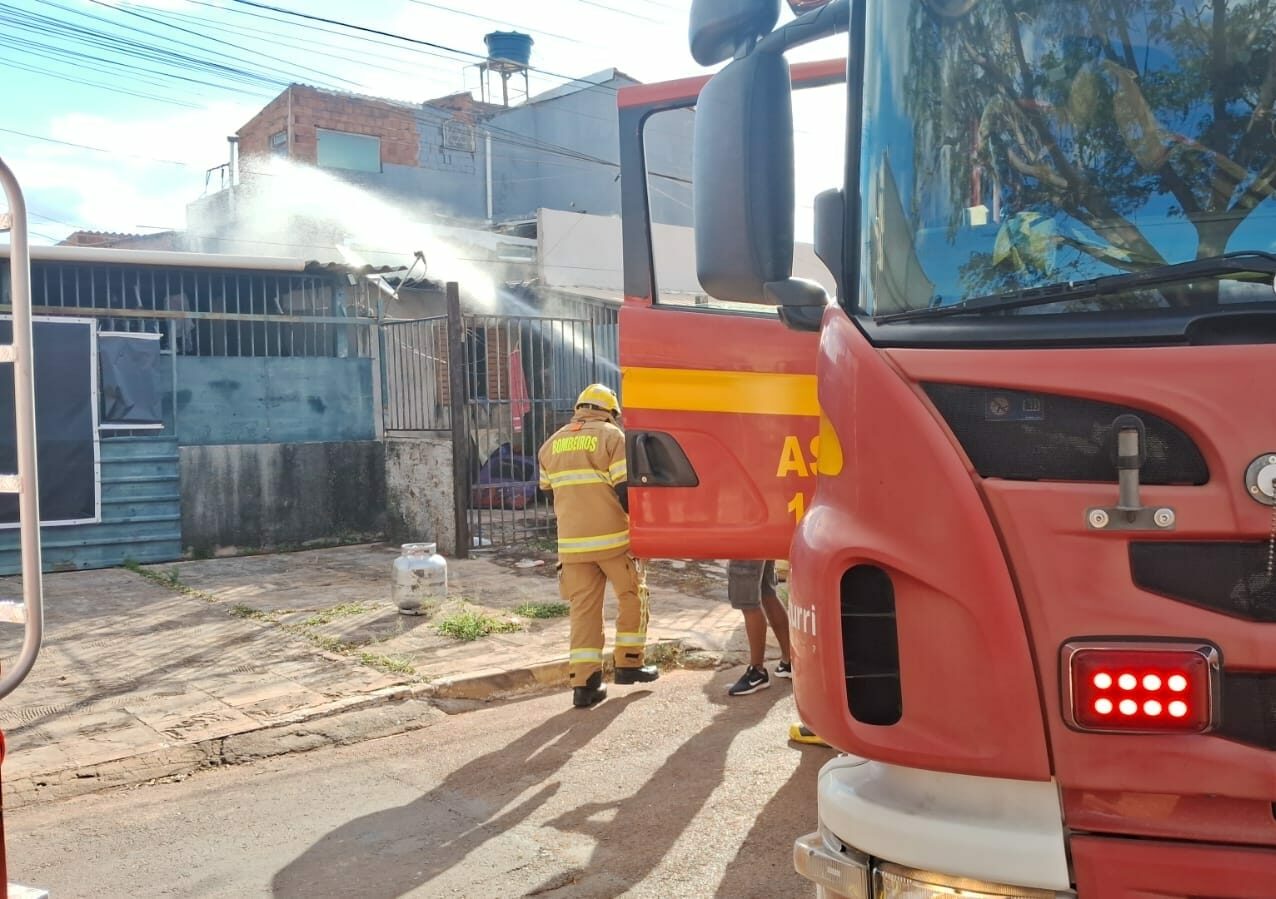 Casa pega fogo e vários cômodos são consumidos no Recanto das Emas