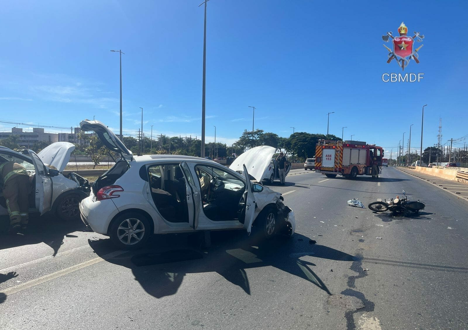 Colisão envolvendo três veículos e uma moto deixa três pessoas feridas na EPTG