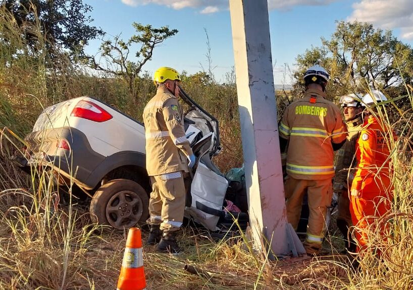 O condutor morreu no local e a esposa foi transportada em estado grave - Foto: divulgação CBMDF