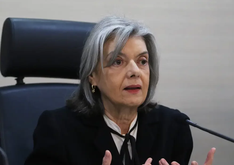 Cármen Lucia toma posse na presidência do TSE