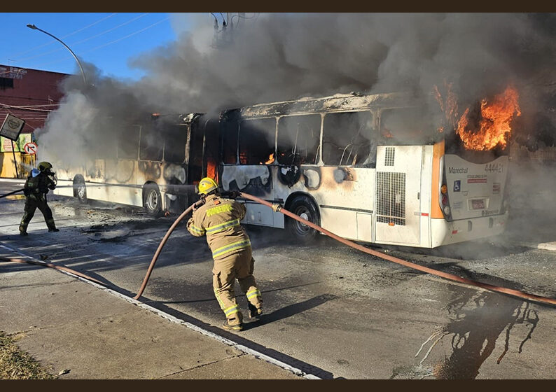 No ônibus havia aproximadamente 30 passageiros que não se feriram - Foto: Divulgação CBMDF