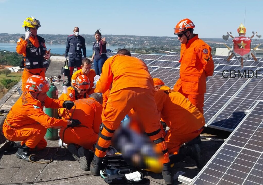 O homem fazia manutenção em painéis de placas solares no topo do prédio - Foto: Divulgação CBMDF