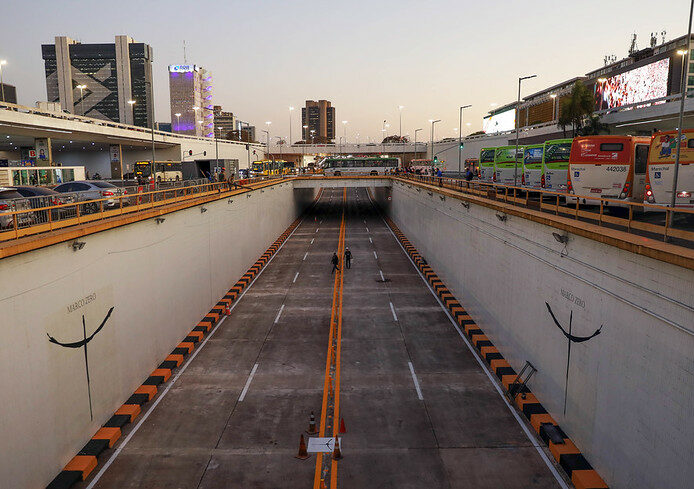 Marcação do ponto exato de onde partiram as referências geográficas das primeiras obras da capital foi encontrada durante restauração do Buraco do Tatu; ele fica exatamente no cruzamento dos dois eixos