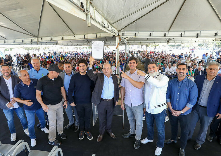 Evento na Praça do Buriti também marcou a autorização da regularização do Morro da Cruz II, em São Sebastião