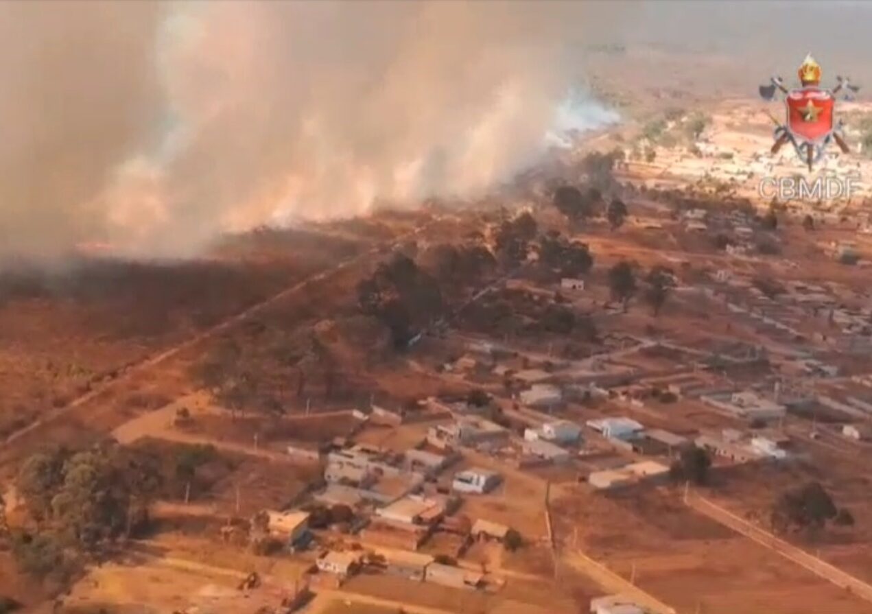 Bombeiros e Brigadas do ICMBio combatem incêndio no Parque Nacional de Brasília - Foto: divulgação CBMDF