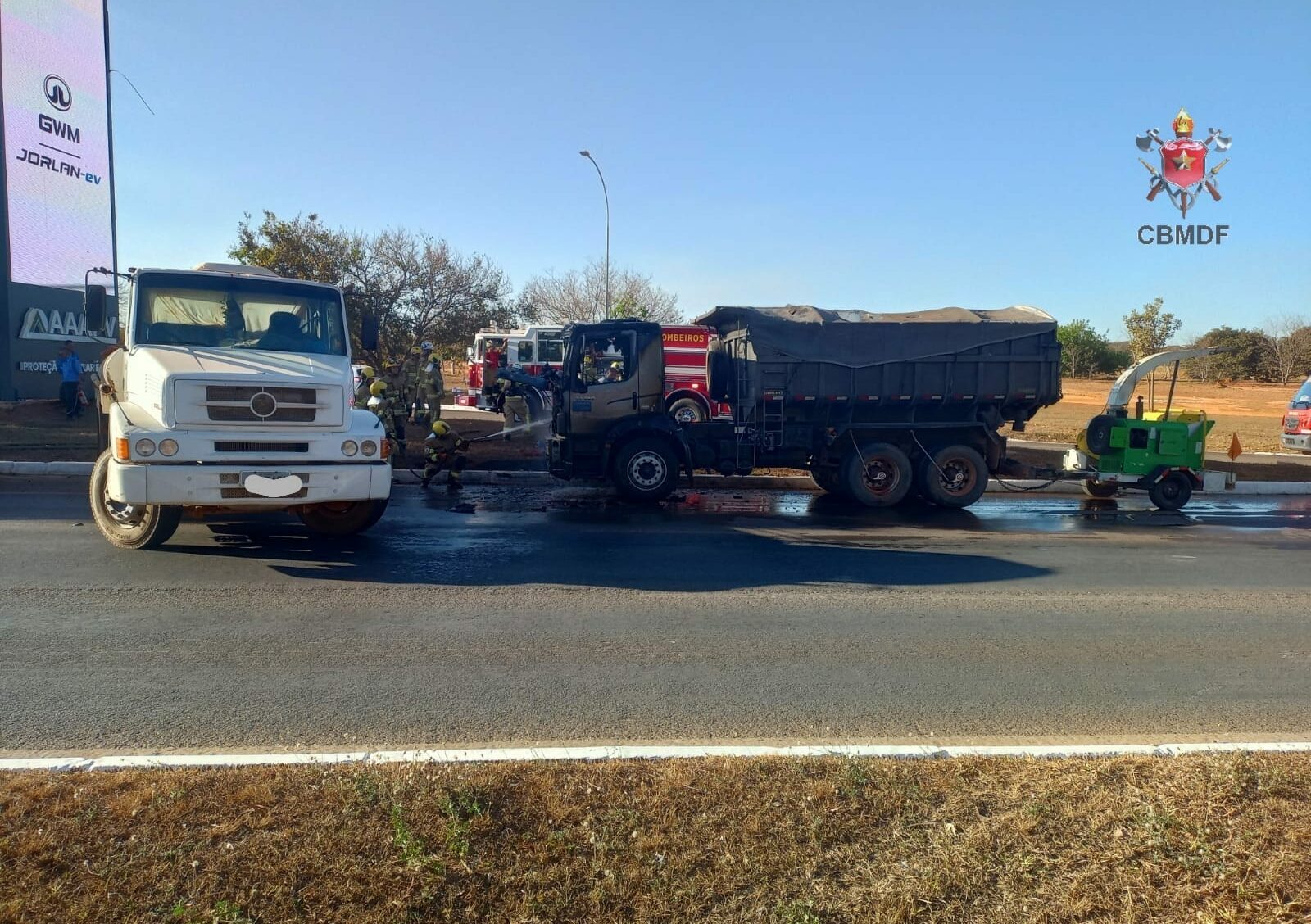 Caminhão pipa que passava pelo local deu o primeiro apoio até a chegada dos bombeiros - Foto; Divulgação CBMDF