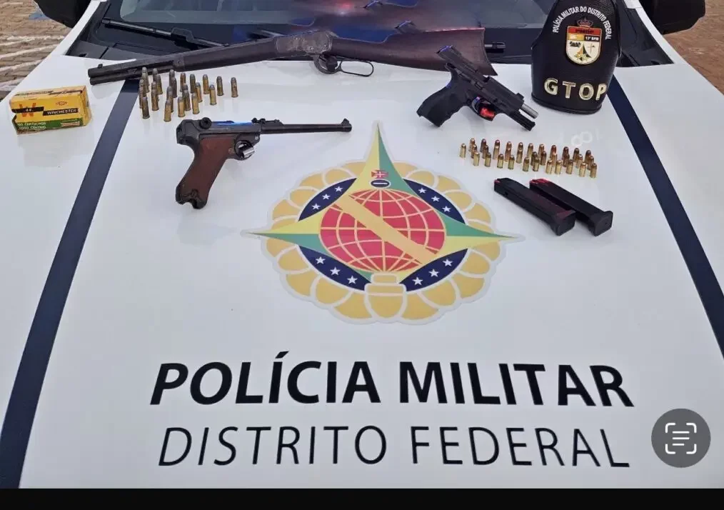 As armas apreendidas foram uma pistola .380, uma carabina Winchester calibre .44 e uma pistola alemã Luger calibre 9mm - Foto; Divulgação PMDF