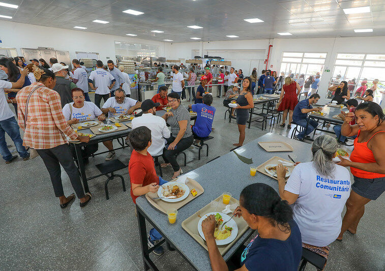 Valor inclui a construção e a prestação de serviços; unidade vai funcionar de domingo a domingo, com capacidade para mais de cinco mil refeições por dia no café da manhã, almoço e jantar