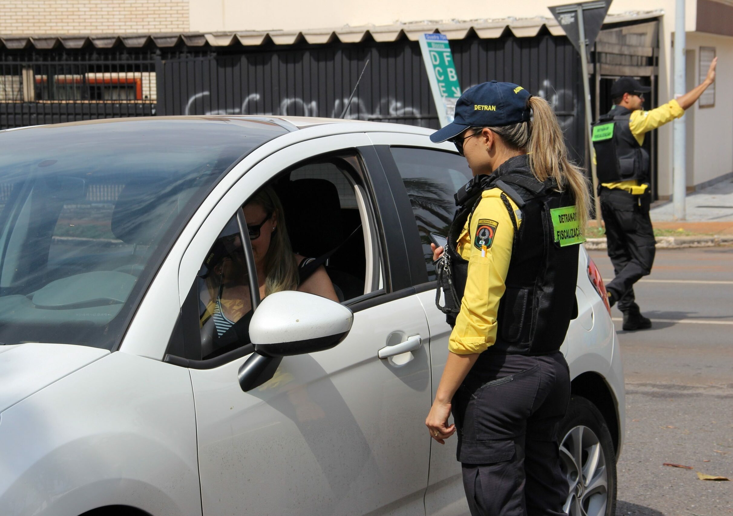 Prazo para licenciar veículos de placas terminadas em 1 e 2 termina na próxima segunda (30); conduzir veículo não licenciado constitui infração gravíssima e resulta em sete pontos na CNH, recolhimento do veículo e multa de R$ 293,47