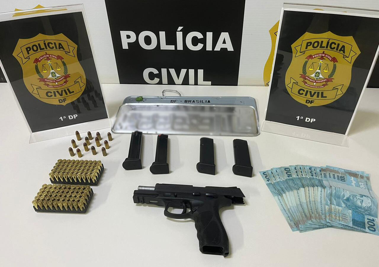 Foram apreendidos uma pistola, munições de vários calibres, dinheiro em espécie e dois veículos  - Foto: Divulgação PCDF