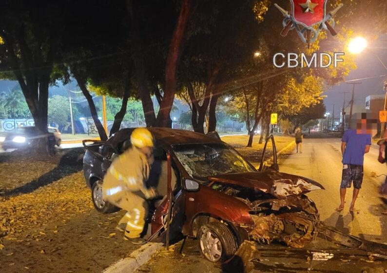 Com a violência do impacto, o motor do automóvel se desprendeu e atingiu um carro que estava estacionado nas imediações - Foto: CBMDF