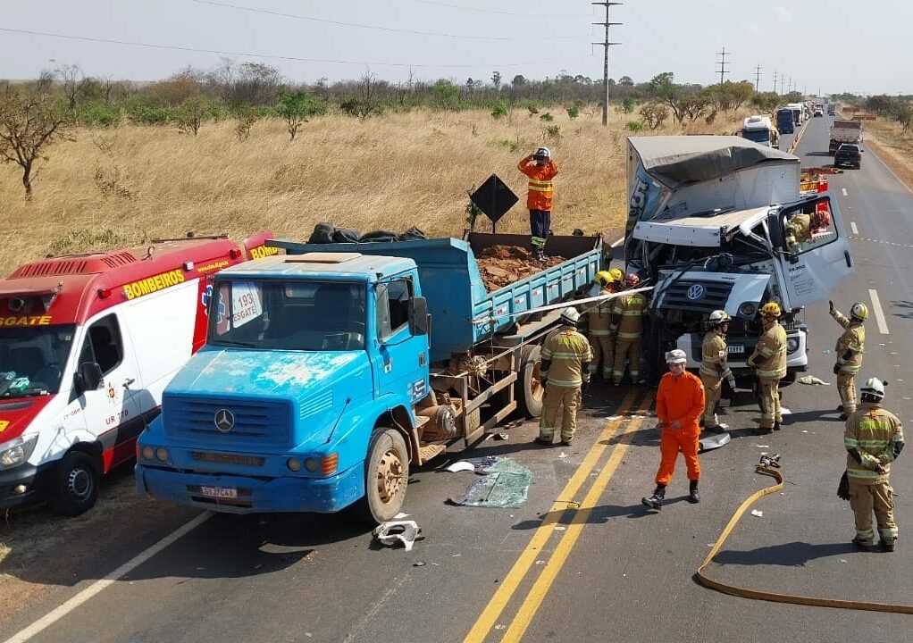 O motorista também se feriu e foi transportado pelo SAMU - Foto: Divulgação CBMDF