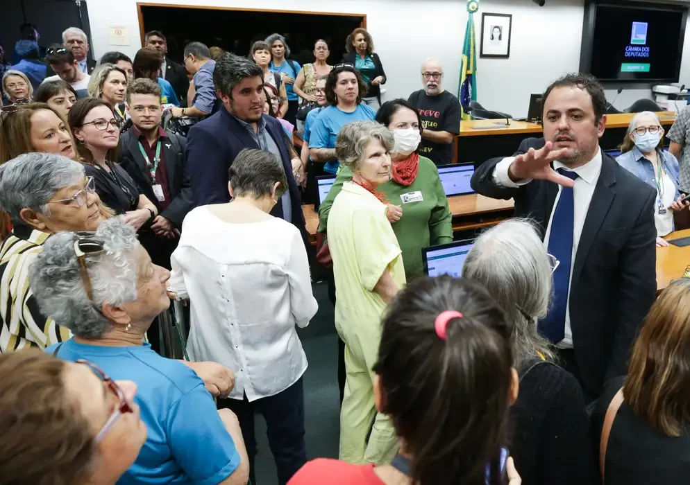 Deputado empurrou e expulsou do Congresso um homem que o ofendeu