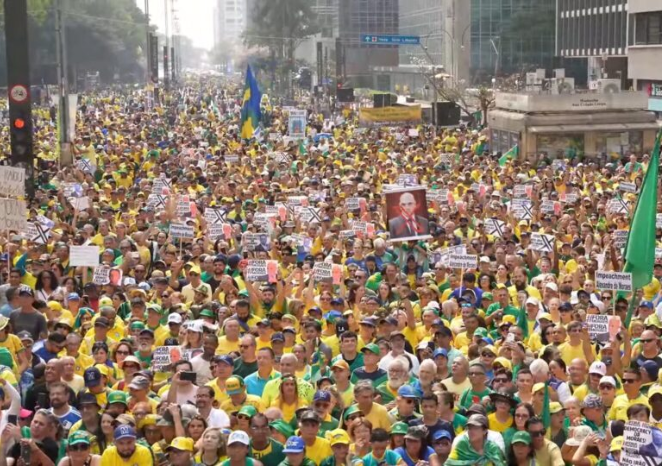 Manifestantes também criticam o bloqueio do X no Brasil  - Foto: Canal Silas Malafaia Oficial