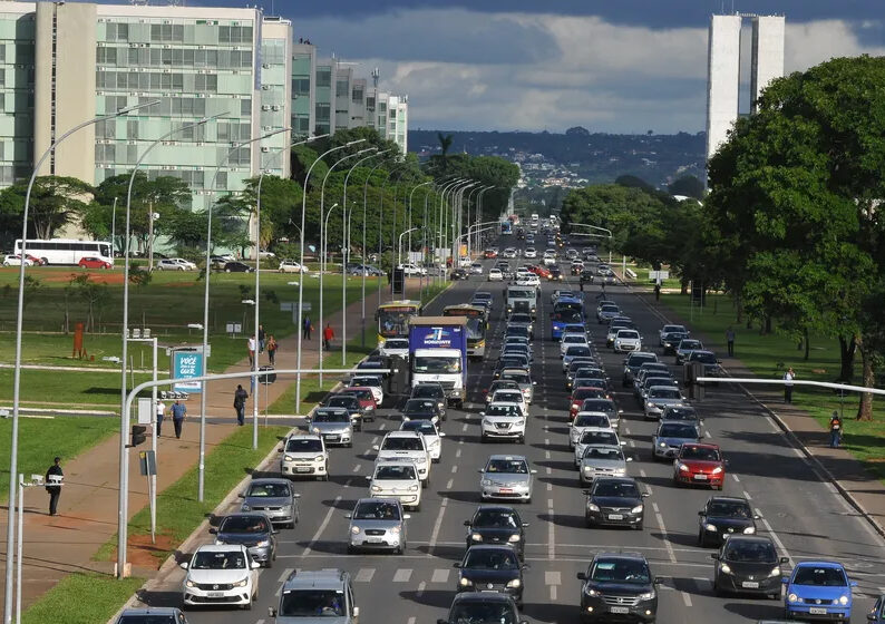 A partir de 1º de novembro, os condutores desses veículos precisam apresentar o CRLV-e 2024 quando abordados pela fiscalização de trânsito