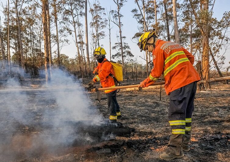 Sob suspeita de que tenha sido causado de forma criminosa, bombeiros trabalham para erradicar as chamas no Parque Ezechias Heringer