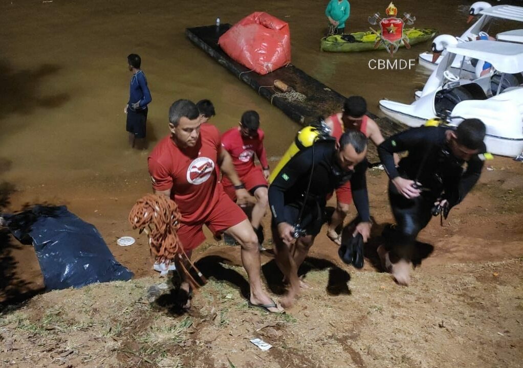 O corpo do jovem foi localizado a uma profundidade de 06 metros, já apresentando rigidez cadavérica - Foto: Divulgação CBMDF