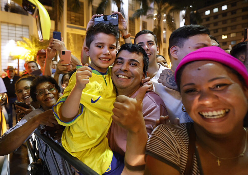 Serão disponibilizados três mil ingressos promocionais neste sábado (12) para que o pai, a mãe ou responsável, ao adquirir uma entrada válida para a parte superior da Arena BRB Mané Garrincha, ganhe o direito de levar o filho ou a filha à partida de terça-feira (15)