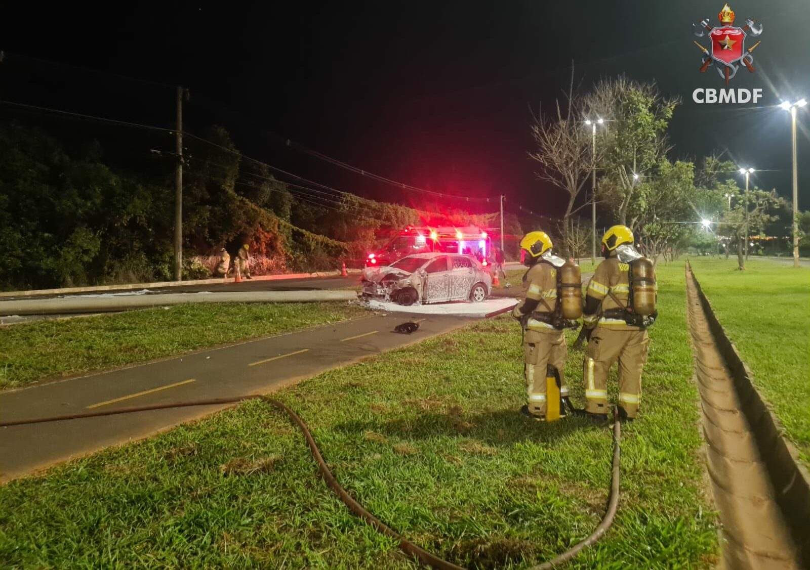 Com o impacto, o poste caiu bloqueando parcialmente a via - Foto: Divulgação CBMDF