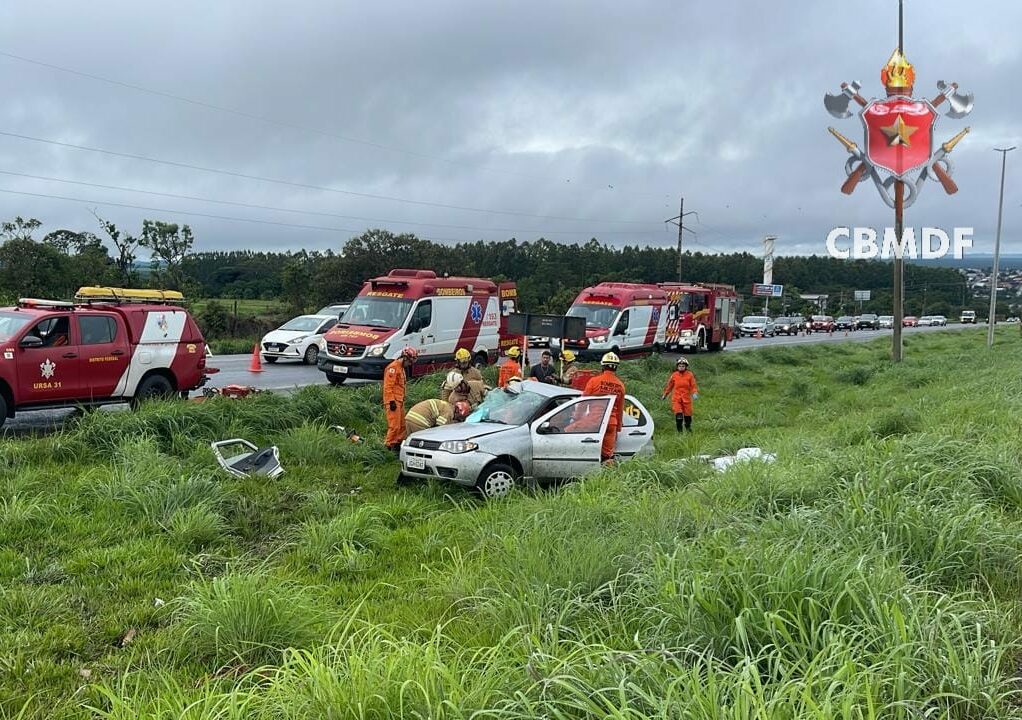 Após o impacto, o poste caiu sobre a rodovia no sentido contrário - Foto: Divulgação CBMDF