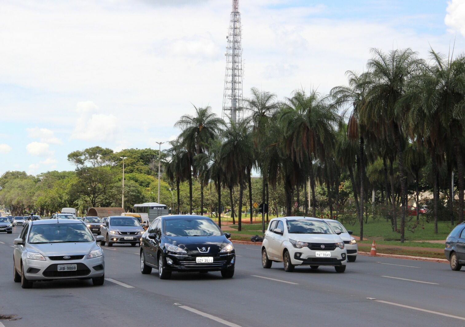 Prazo para licenciar veículos com placas final 9 e 0 termina nesta terça-feira (31/12)