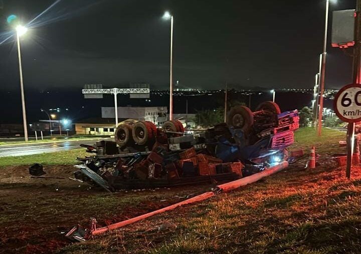 O motorista do caminhão foi transportado consciente e estável ao Hospital Regional de Sobradinho (HRS) - Foto: Divulgação CBMDF