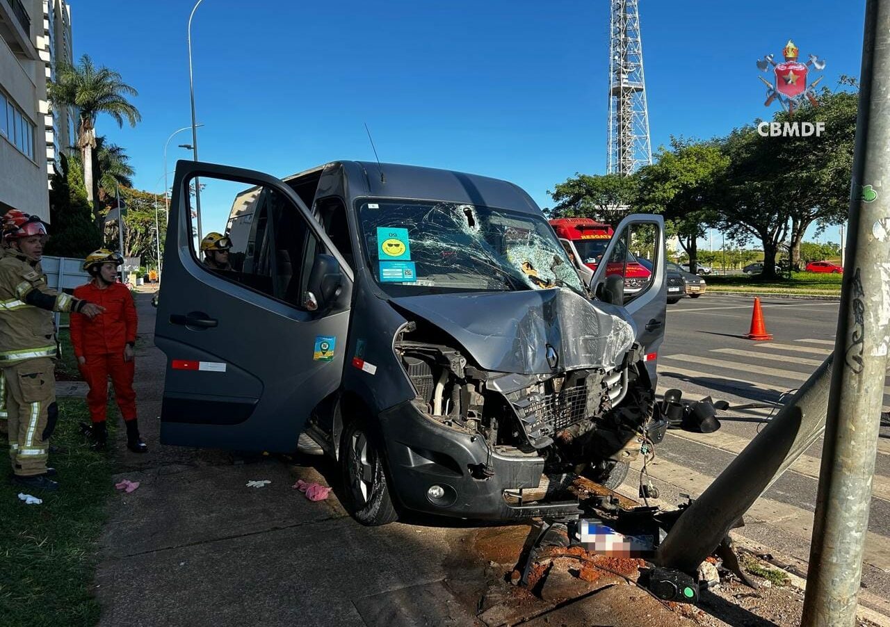 Após o impacto inicial, a van atingiu um poste de semáforo - Foto: Divulgação CBMDF